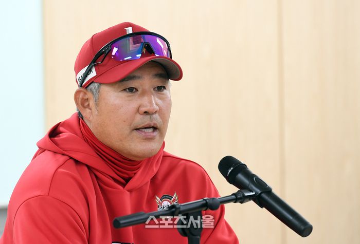 SSG 이숭용 감독이 13일 대구 삼성라이온즈파크에서 열리는 2025 KBO리그 준플레이오프 5차전 삼성과 경기에 앞서 취재진과 인터뷰를 하고 있다.  대구 | 박진업 기자 upandup@sportsseoul.com