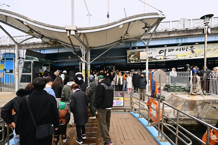 겨울철 아바이마을과 갯배.  사진|속초시청