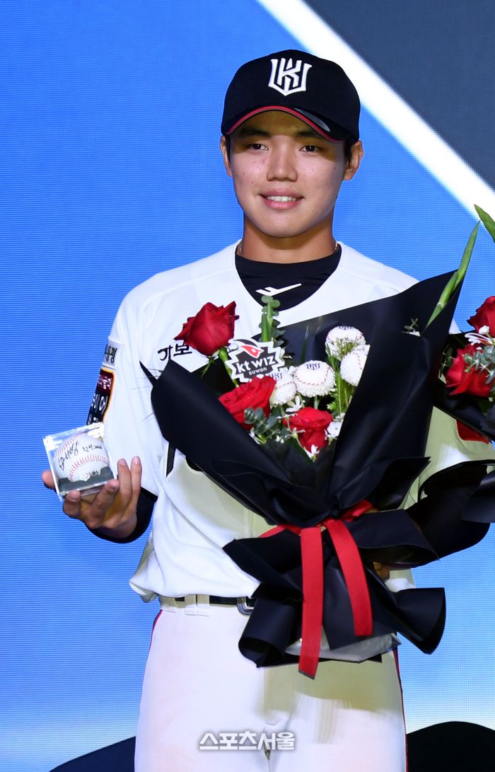 17일 서울 송파구 롯데호텔 월드에서 열린 2026 KBO 리그 신인드래프트에서 KT에 지명된 단국대 임상우가 기념촬영을 하고 있다. 사진 | 최승섭기자 thunder@sportsseoul.com