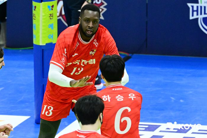 베논(위쪽)과 하승우. 사진 | 한국배구연맹