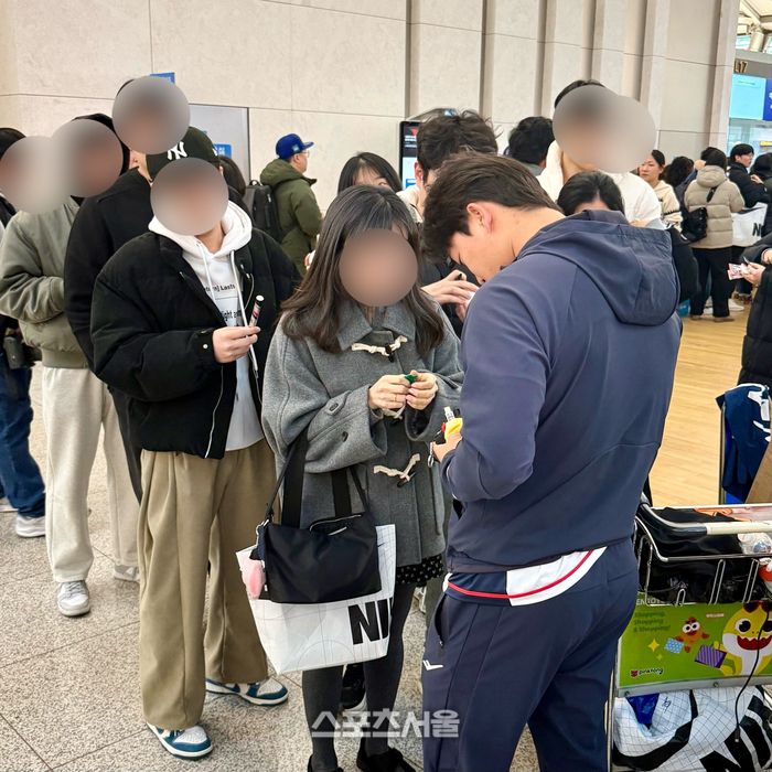 고우석이 사인 요청한 팬에게 사인을 해주고 있는 모습. 인천공항 | 박연준 기자 duswns0628@sportsseoul.com