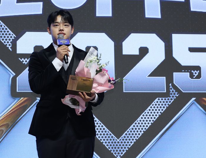 서울 강남구 라움아트센터에서 열린 2025 조아제약 프로야구 대상 시상식에서 한화 문동주가 기록상을 수상, 소감을 말하고 있다.  사진 | 연합뉴스