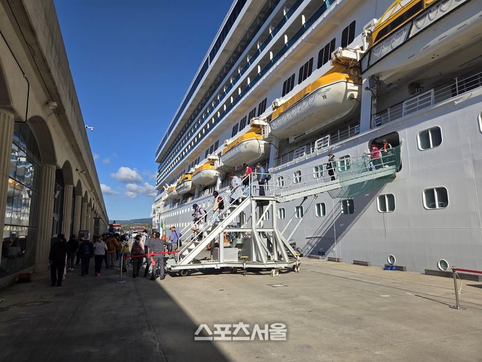 제주 강정항에 정박한 코스타세레나호에서 관광객이 내리고 있다. 제주 | 원성윤 기자 socool@sportsseoul.com