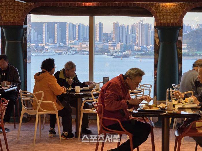 부산항에 정박한 코스타세레나호. 제주 강정항에서 저녁에 출발, 부산에 아침에 도착한 모습. 조식을 먹고 있는 관광객 너머로 도시의 마천루가 인상적이다. 부산 | 원성윤 기자 socool@sportsseoul.com