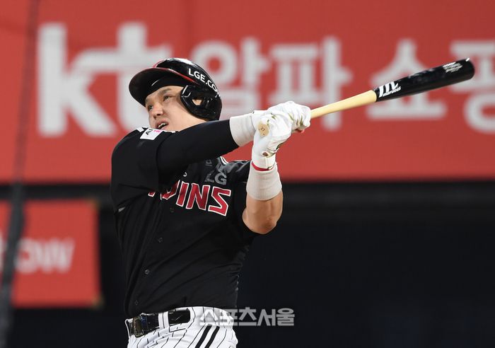 LG 박동원이 12일 수원케이티위즈파크에서 열린 2025 KBO리그 KT와 경기 9회초 2사 1-2루 상황에서 KT 이정현을 상대로 2타점 2루타를 치고 있다. 수원 | 박진업 기자 upandup@sportsseoul.com