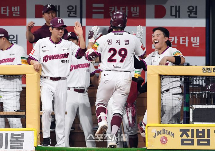 키움 임지열이 9일 서울 고척스카이돔에서 열린 2025 KBO리그 LG와 경기 4회말 1사 1-3루 상황에서 LG 선발 톨허스트를 상대로 3점 홈런을 친 뒤 설종진 감독(왼쪽) 및 코치진과 하이파이브를 하고 있다. 고척 | 박진업 기자 upandup@sportsseoul.com