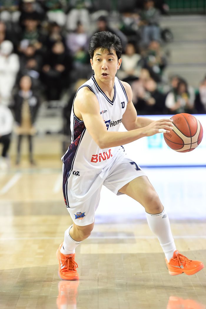 KCC 허훈이 원주DB프로미아레나에서 열린 2025~2026 LG전자 프로농구 DB전에서 드리블을 시도하고 있다. 사진 | KBL