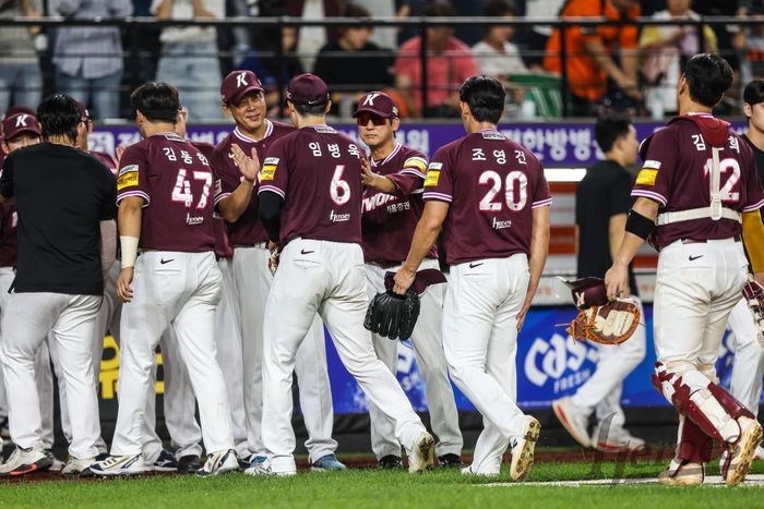 키움 선수들이 14일 대전 한화생명 볼파크에서 열린 2025 KBO리그 한화전에서 13-10으로 승리한 뒤 설종진 감독(가운데) 및 코치진과 하이파이브를 하고 있다. 사진 | 키움 히어로즈