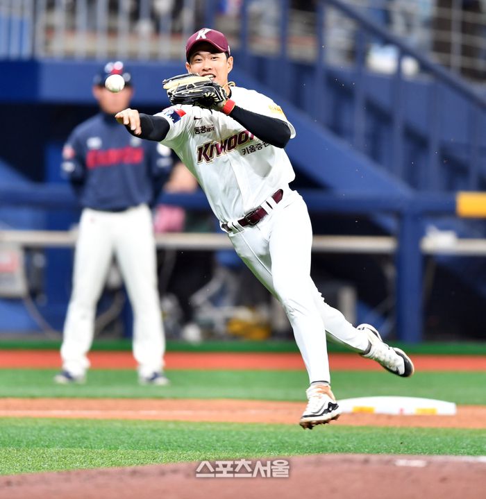 키움 송성문이 14일 서울 고척스카이동에서 열린 2024 KBO리그 롯데전에서 3회초 윤동희의 땅볼을 처리하고 있다. 사진 | 스포츠서울DB