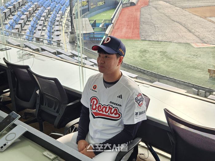 두산 이영하가 15일 서울 잠실구장에서 열린 창단기념식 후 취재진 인터뷰에 응하고 있다. 잠실 | 강윤식 기자 sktwalker@sportsseoul.com