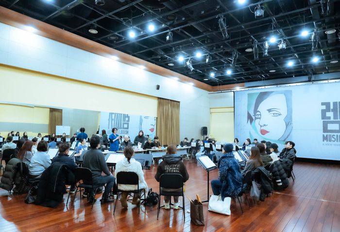 22일 뮤지컬 ‘렘피카’의 한국 배우들과 첫 만남을 가진 레이첼 채브킨 연출이 작품의 진정한 메시지에 대해 설명하고 있다. 사진 | 주식회사 놀유니버스