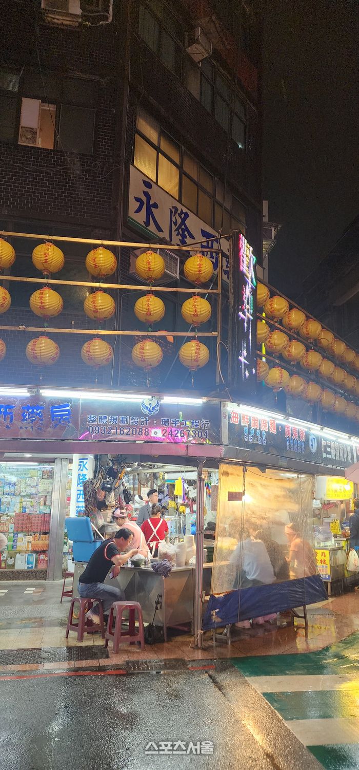 현지인들 틈에 섞여 후루룩 넘기는 국수 맛은 여행이 주는 최고의 선물이다. 비닐 천막 사이로 새어 나오는 수증기와 사람 냄새가 가득한 기륭 먀오커우 야시장 풍경. 대만 | 원성윤 기자 socool@sportsseoul.com