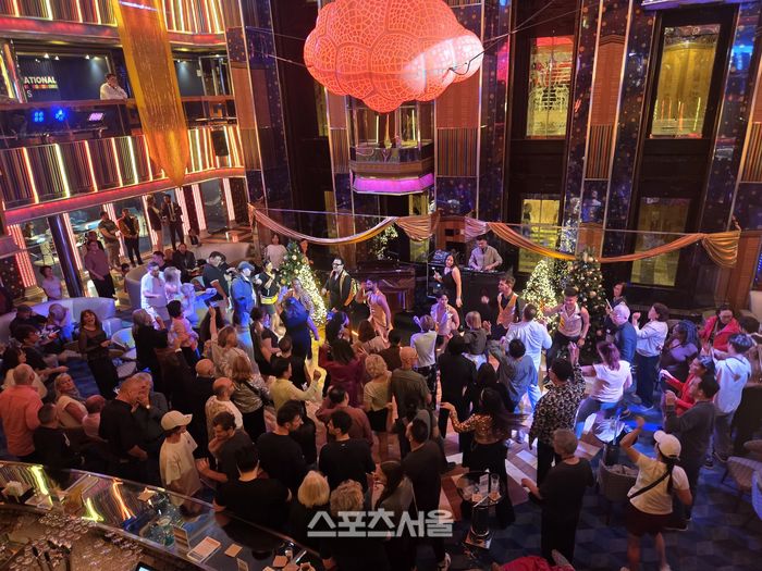 크루즈 내부에서는 단 한 순간도 적막이 흐르지 않는다. 배 안은 거대한 문화적 용광로와 같다. 대극장에서 펼쳐지는 화려한 쇼는 매일 밤 승객들을 환상의 세계로 인도하고, 중앙 로비와 라운지는 국적과 나이를 불문하고 모두가 친구가 되는 광장으로 변모한다. 코스타세레나 | 원성윤 기자 socool@sportsseoul.com