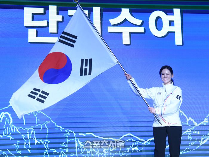 이수경 선수단장이 22일 서울 송파구 올림픽파크텔에서 열린 2026 밀라노코르티나 동계올림픽 대한민국 선수단 결단식에서 단기를 흔들고 있다. 상암 | 최승섭기자 thunder@sportsseoul.com