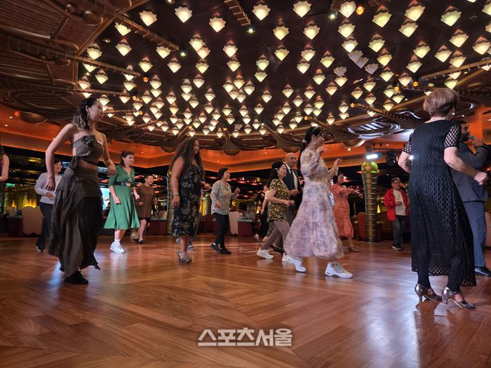 크루즈 내부에서는 단 한 순간도 적막이 흐르지 않는다. 배 안은 거대한 문화적 용광로와 같다. 대극장에서 펼쳐지는 화려한 쇼는 매일 밤 승객들을 환상의 세계로 인도하고, 중앙 로비와 라운지는 국적과 나이를 불문하고 모두가 친구가 되는 광장으로 변모한다. 코스타세레나 | 원성윤 기자 socool@sportsseoul.com