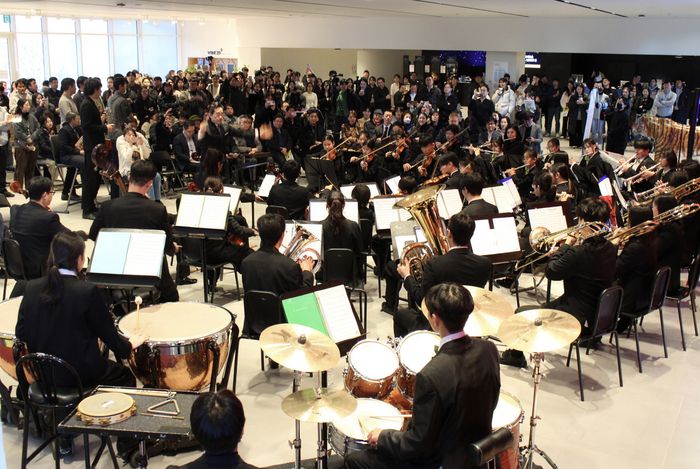 GS리테일이 지원하는 ‘무지개 오케스트라’의 ‘2026년 무지개상자 런치 연주회’가 지난 20일, GS아트센터 로비 스테이지에서 열렸다. 사진 | GS리테일