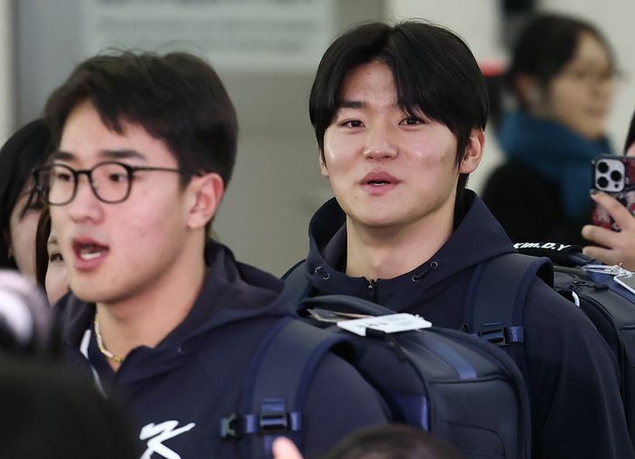 한국 야구대표팀 김도영이 9일 인천국제공항 1터미널에서 월드베이스볼클래식(WBC) 1차 캠프지인 사이판으로 출국하고 있다. 사진 | 연합뉴스