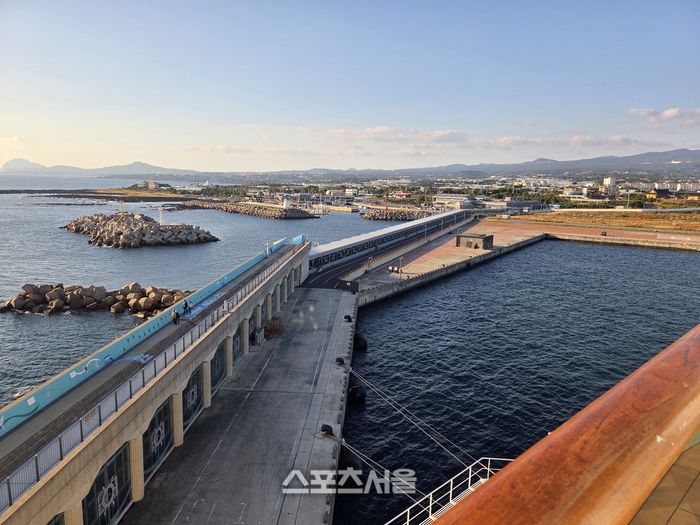 제주 강정항에 정박한 크루즈의 모습. 높은 곳에서 내려다 보는 제주 바다의 모습은 아름답기 그지 없다. 제주 | 원성윤 기자 socool@sportsseoul.com