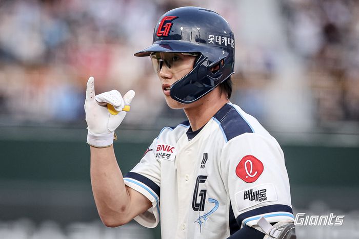 롯데 전민재가 31일 부산 사직구장에서 열린 2025 KBO리그 정규시즌 SSG전 1번타자로 선발 출전해 안타를 기록하고 세리머니 하고 있다. 사진 | 롯데 자이언츠