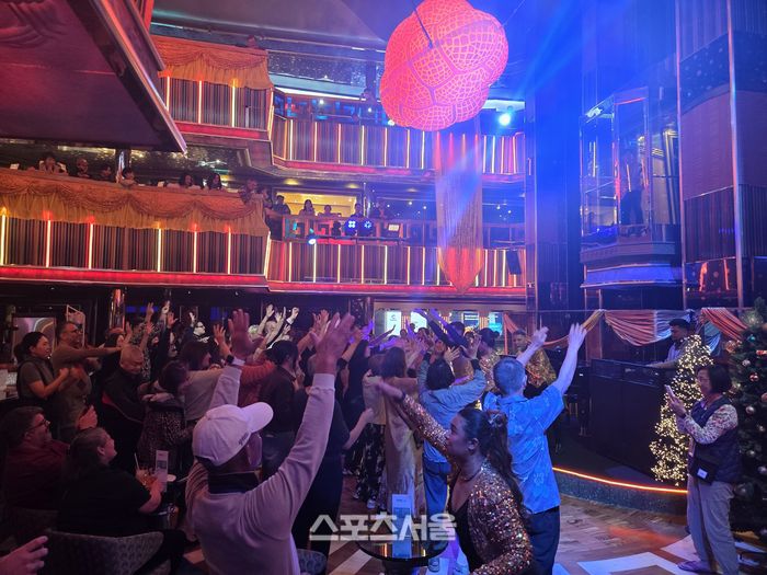 다양한 인종이 섞여 라인댄스를 배우고, 제주의 고깃집에서 한국의 정을 나누며, 밤바다를 보며 명상에 잠기는 일련의 과정들. 코스타 세레나호가 남긴 궤적은 단순히 바다 위의 선이 아니라, 사람과 사람이 만나 만들어낸 온기 가득한 무늬였다. 코스타세레나 | 원성윤 기자 socool@sportsseoul.com