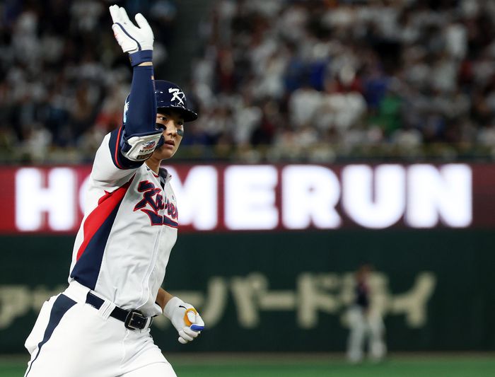 김주원이 일본 도쿄돔에서 열린 2025 K베이스볼 시리즈 일본전에서 홈런을 치고 베이스를 돌고 있다. 사진 | 연합뉴스