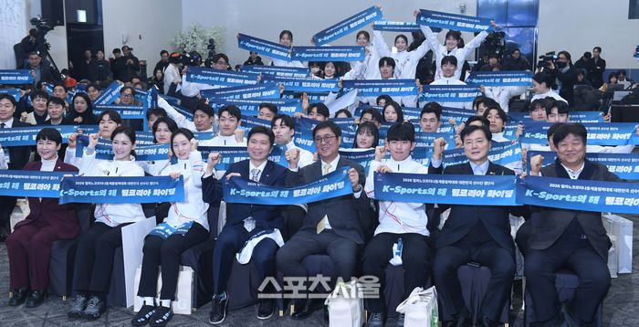 주요 귀빈 및 선수단이 22일 서울 송파구 올림픽파크텔에서 열린 2026 밀라노코르티나 동계올림픽 대한민국 선수단 결단식에서 기념촬영을 하고 있다. 상암 | 최승섭기자 thunder@sportsseoul.com