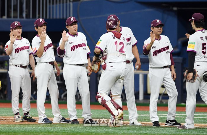 키움 설종진 감독이(오른쪽 둘째)이 9일 서울 고척스카이돔에서 열린 2025 KBO리그 LG와 경기에서 승리한 뒤 선수들과 하이파이브를 나누고 있다. 고척 | 박진업 기자 upandup@sportsseoul.com