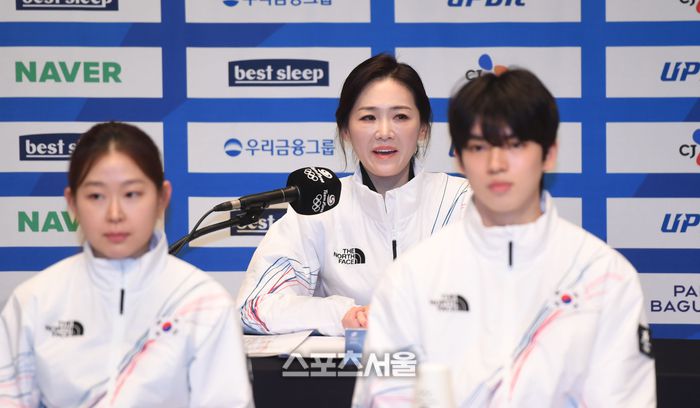 이수경 선수단장이 지난 7일 진천 국가대표선수촌에서 열린 2026 국가대표선수단 훈련개시 및 밀라노코르티나동게올림픽대회 D-30 미디어데이에서 인사말을 하고 있다.