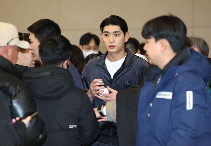 미국 메이저리그(ML) 샌프란시스코 자이언츠 이정후가 21일 인천국제공항 제2터미널에서 팬들에게 사인을 해주고 있다. 사진 | 인천국제공항=연합뉴스