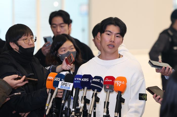 미국 프로야구 메이저리그(MLB) 로스앤젤레스 다저스 김혜성이 21일 인천국제공항 제2터미널에서 출국 전 인터뷰를 하고 있다. 사진 | 연합뉴스