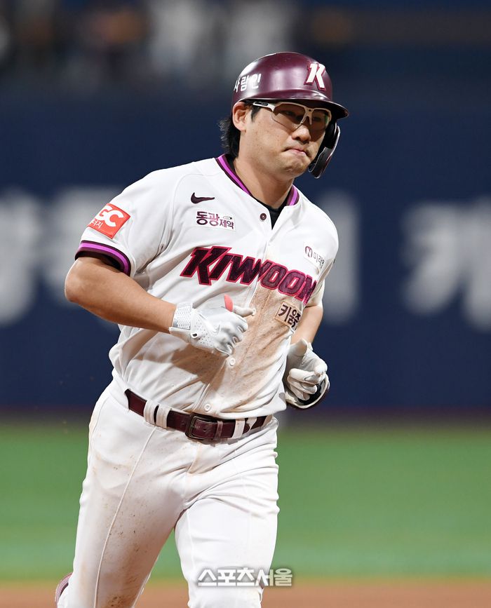 키움 임지열이 9일 서울 고척스카이돔에서 열린 2025 KBO리그 LG와 경기 4회말 1사 1-3루 상황에서 LG 선발 톨허스트를 상대로 3점 홈런을 친 뒤 베이스를 돌고 있다. 고척 | 박진업 기자 upandup@sportsseoul.com