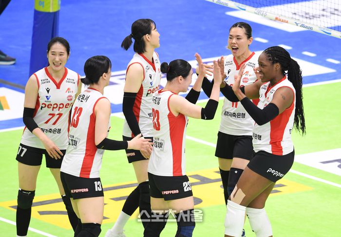 페퍼저축은행 선수들이 21일 수원체육관에서 열린 2025-2026 V리그 여자부 현대건설과의 경기에서 득점을 한 뒤 함께 기뻐하고 있다, 2026. 1. 21. 수원 | 박진업 기자 upandup@sportsseoul.com