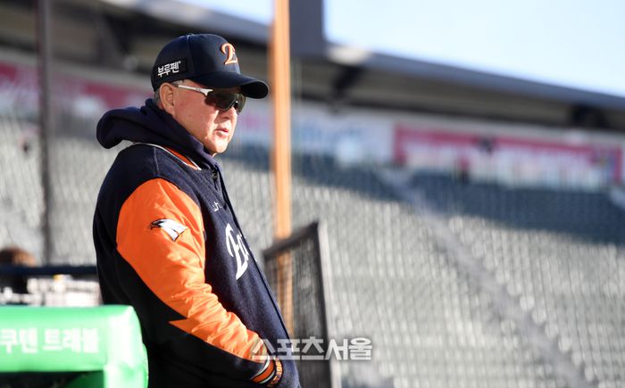 한화 김경문 감독이 27일 잠실구장에서 열리는 2025 KBO리그 LG와 한국시리즈 2차전에 앞서 훈련 중인 선수들을 바라보고 있다. 잠실 | 박진업 기자 upandup@sportsseoul.com