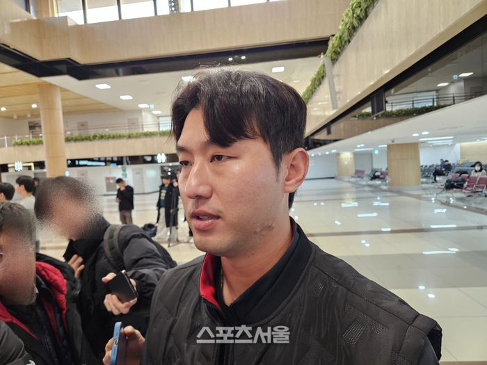 KIA 홍건희가 23일 김포국제공항에서 2026 스프링캠프 출국에 앞서 인터뷰에 응했다. 김포국제공항 | 김동영 기자 raining99@sportsseoul.com