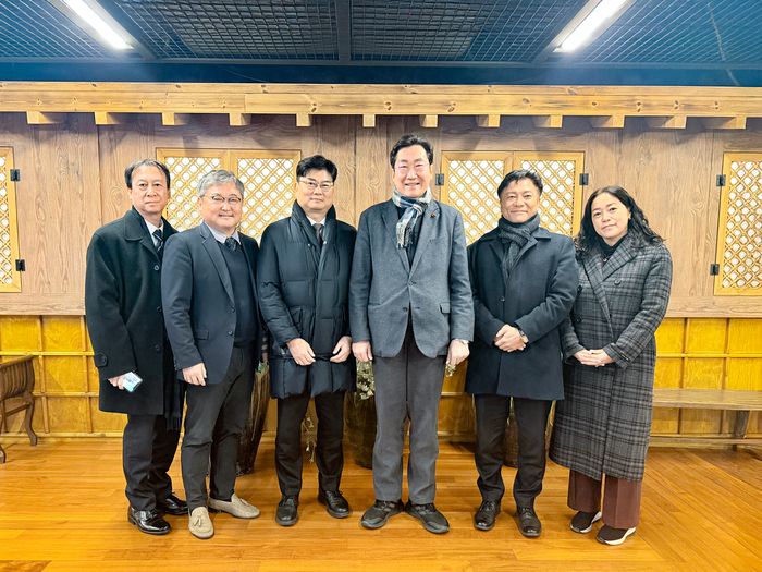 원강수 원주시장이 재정경제부 황순관 기획조정실장과 기념촬영을 하고 있다.  사진|원주시청