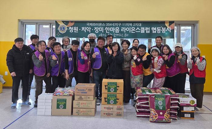 국제라이온스 협회 354-E지구 11지역 2지대 소속 청원라이온스, 치악라이온스, 장미라이온스, 한마음라이온스 클럽은 원주시 태장2동지역사회보장협의체와 함께 지난 22일 다함께돌봄센터 태장마을에서 짜장면 나눔 봉사를 펼쳤다.김영자 태장2동장은 “지역 아동들에게 건강한 음식을 제공하고, 지역사회의 소중한 일원으로서 소속감을 심어줄 기회가 마련돼 뜻깊다”라며, “앞으로도 어려운 이웃들에게 힘이 될 수 있는 다양한 프로그램을 기획하겠다”라고 말했다. 사진|원주시청