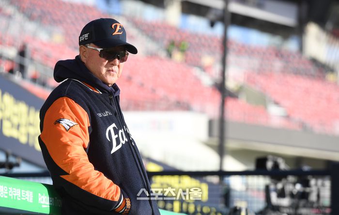 한화 김경문 감독이 27일 잠실구장에서 열리는 2025 KBO리그 LG와 한국시리즈 2차전에 앞서 훈련 중인 선수들을 바라보고 있다. 잠실 | 박진업 기자 upandup@sportsseoul.com