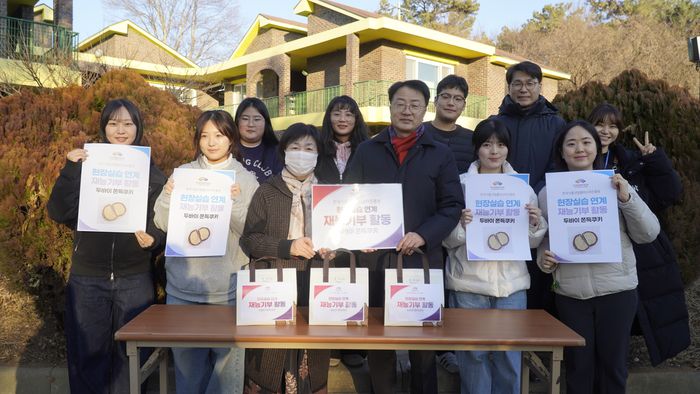 전북 익산시 시온육아원에서 고경숙 시온육아원 원장(앞줄 왼쪽 세 번째)과 이명남 식품진흥원 사업본부장(앞줄 왼쪽 네 번째)이 식품진흥원 직원 및 현장실습생들과 함께 직접 만든 쿠키를 전달한 뒤 기념촬영을 하고 있다. 사진|식품진흥원