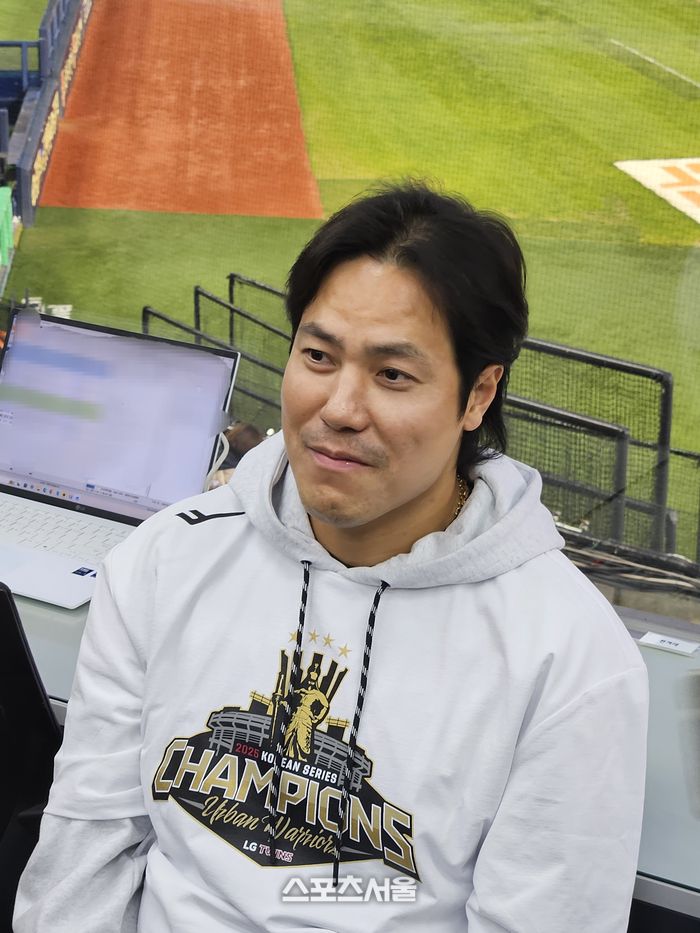 LG 김진성이 1일 서울 잠실구장에서 열린 2025 한국시리즈 우승 기념 행사에 앞서 취재진 인터뷰에 응하고 있다. 잠실 | 강윤식 기자 skywalker@sportsseoul.com