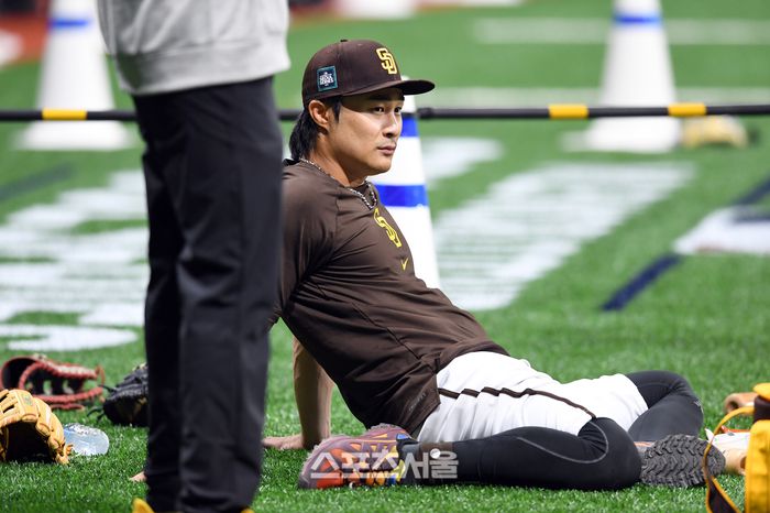 샌디에이고 김하성이 19일 서울 고척스카이돔에서 ‘ML 월드투어 서울 시리즈’ LA 다저스와 개막전을 하루 앞두고 훈련을 하던 중 배팅 케이지 순서를 기다리고 있다. 고척 | 박진업 기자 upandup@sportsseoul.com