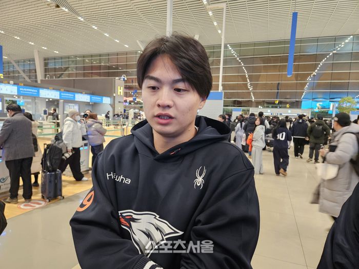 한화 아시아쿼터 왕옌청이 23일 인천국제공항에서 2026 스프링캠프 출발에 앞서 인터뷰에 응했다. 인천국제공항 | 김동영 기자 raining99@sportsseoul.com