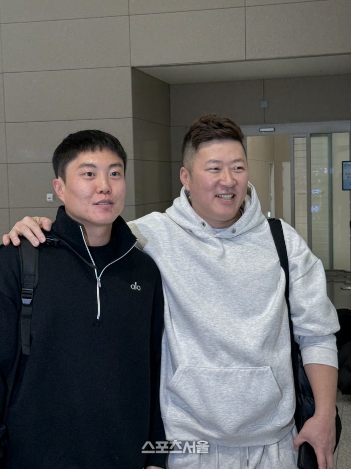 류지혁과 최형우가 어깨 동무를 하고 있다. 인천공항 | 박연준 기자 duswns0628@sportsseoul.com