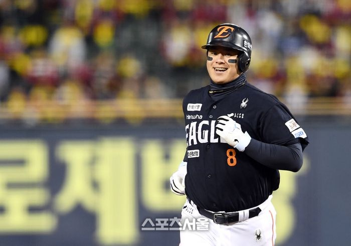 한화 노시환이 27일 잠실구장에서 열린 2025 KBO리그 LG와 한국시리즈 2차전 1회초 1사 문현빈에 이어 LG 선발 임찬규를 상대로 백투백 홈런을 친 뒤 베이스를 돌며 기뻐하고 있다. 잠실 | 박진업 기자 upandup@sportsseoul.com