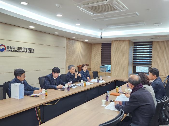 김문기 원주부시장이 지난 22일 법무부 출입국·외국인정책인본부 이종철 출입국기획과장을 만나 ‘원주출입국 민원센터 설치’를 건의하고 있다.  사진|원주시청