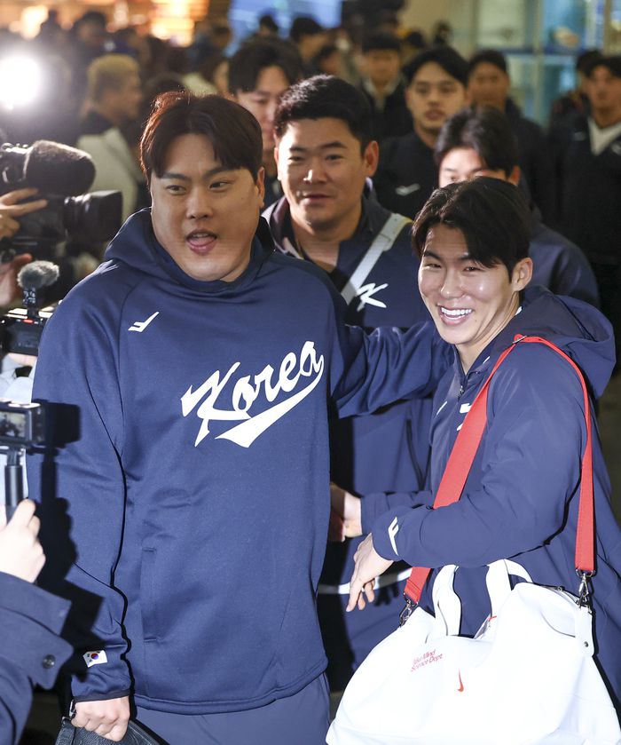 류현진(왼쪽), 김혜성을 비롯한 한국 야구대표팀 선수들이 9일 인천국제공항 1터미널에서 월드베이스볼클래식(WBC) 1차 캠프지인 사이판으로 출국하고 있다. 사진 | 인천국제공항=연합뉴스
