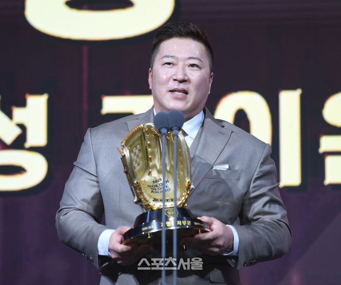 삼성 최형우가 9일 서울 송파 롯데호텔 월드에서 열린 2025 KBO 골든글러브 시상식에서 지명타자 부문 수상 후 소감을 말하고 있다. 최승섭기자 thunder@sportsseoul.com