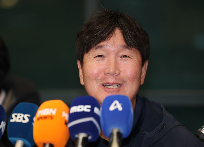 류지현 한국 야구대표팀 감독이 21일 인천국제공항 1터미널에서 월드베이스볼클래식(WBC) 1차 캠프를 마치고 귀국하며 인터뷰하고 있다. 사진 | 인천국제공항=연합뉴스