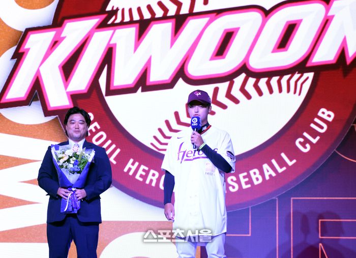 천안 북일고 박준현이 17일 서울 송파구 롯데호텔 월드에서 열린 2026 KBO 리그 신인드래프트에서 1라운드 1순위로 키움에 지명된 후 소감을 밝히고 있다. 사진 | 최승섭기자 thunder@sportsseoul.com