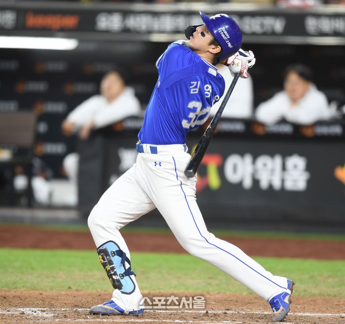 삼성 김영웅이 24일 대전 한화생명볼파크에서 열린 2025 KBO 포스트시즌 플레이오프 5차전 한화와 경기 8회초 무사 좌중간 2루타를 치고 있다. 대전 | 최승섭기자 thunder@sportsseoul.com