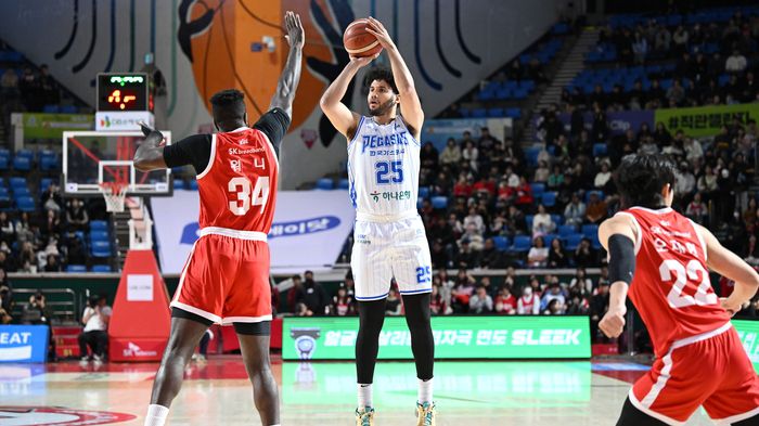 한국가스공사 보트라이트가 24일 서울 잠실학생체육관에서 열린 2025~2026 LG전자 프로농구 4라운드 SK전에서 슛을 시도하고 있다. 사진 | KBL